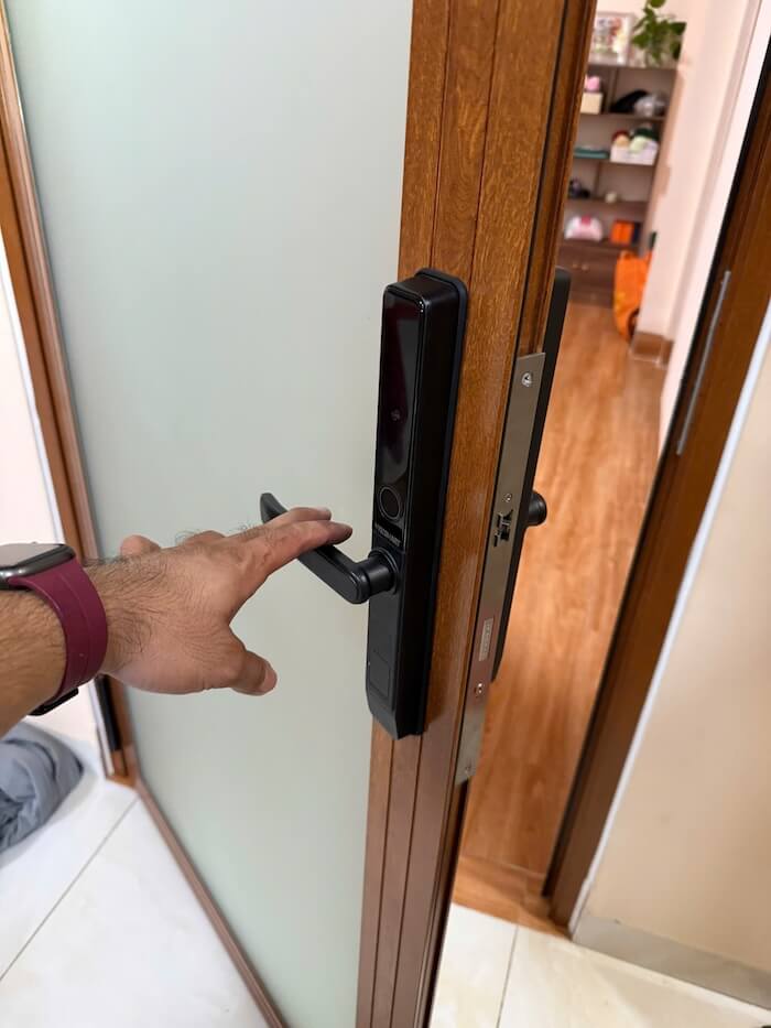 ổ khóa cửa nhà bị kẹt cần thợ kiểm tra