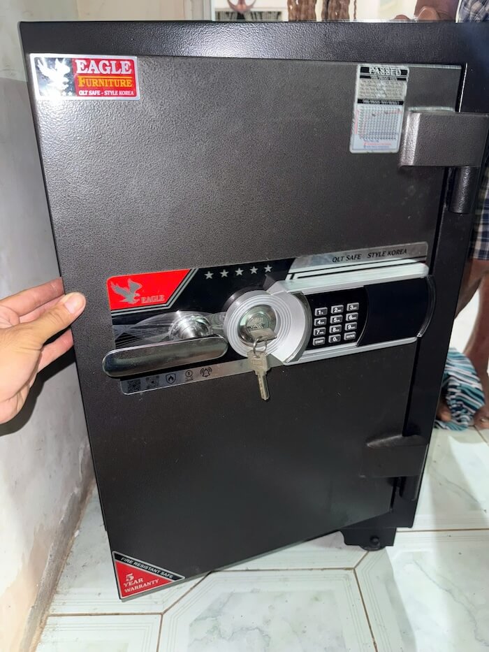 thợ sửa khóa két sắt đang kiểm tra ổ khóa