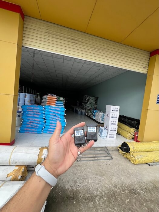 thợ sửa khóa cửa cuốn đang kiểm tra remote